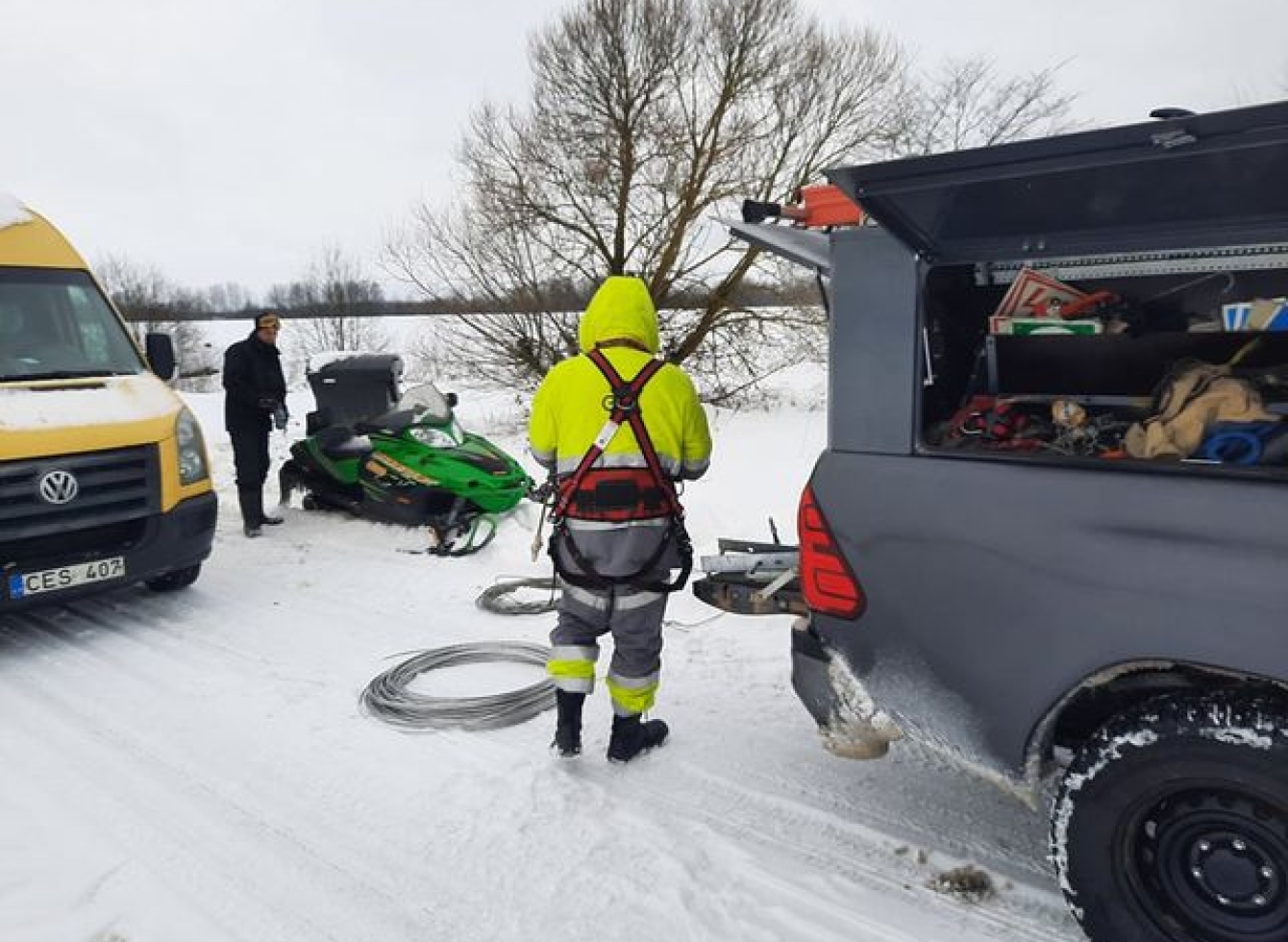 ESO darbuotojams šalinti gedimus padėjo ukmergiškio sniego motociklas 