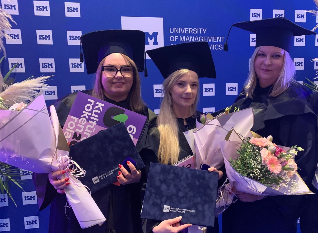 Ukmergės lopšelių-darželių darbuotojoms įteikti magistro diplomai