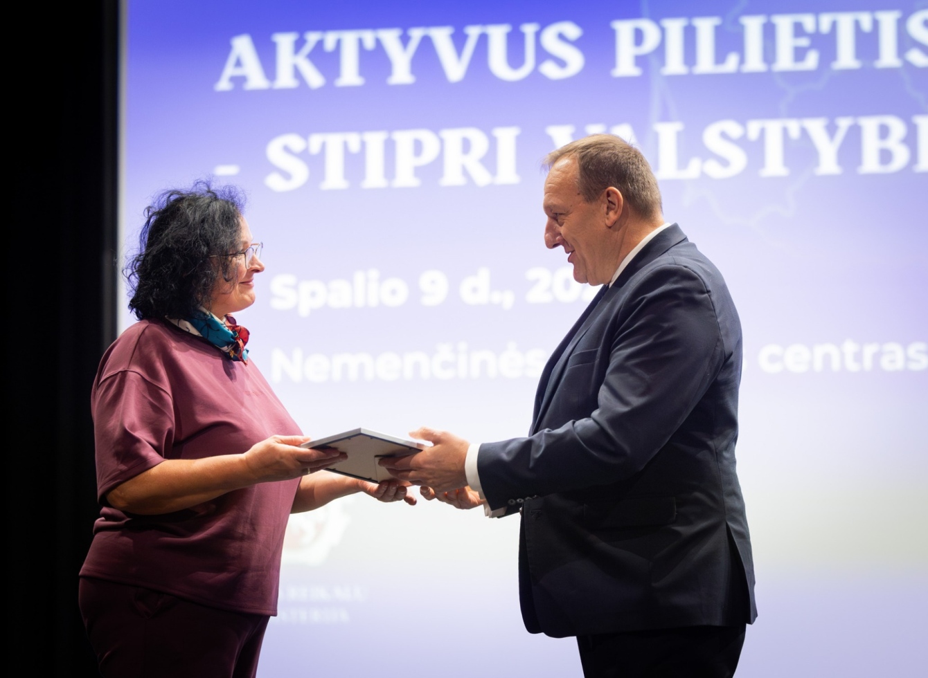 R. Varnienei padėką įteikė vidaus reikalų ministras V. Kondratovičius 