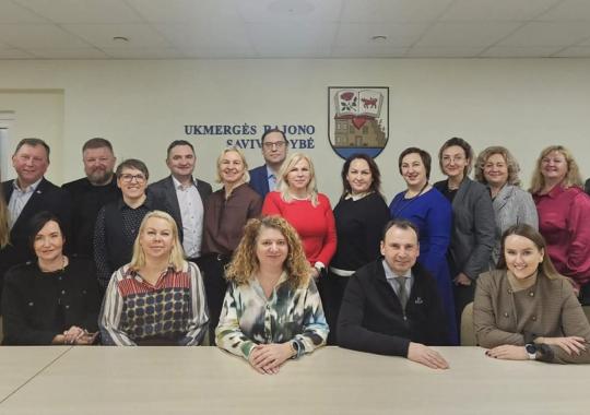 Ukmergė sužibo pagrindinė Kalėdų eglė - paskelbtas laikas Kalėdoms 