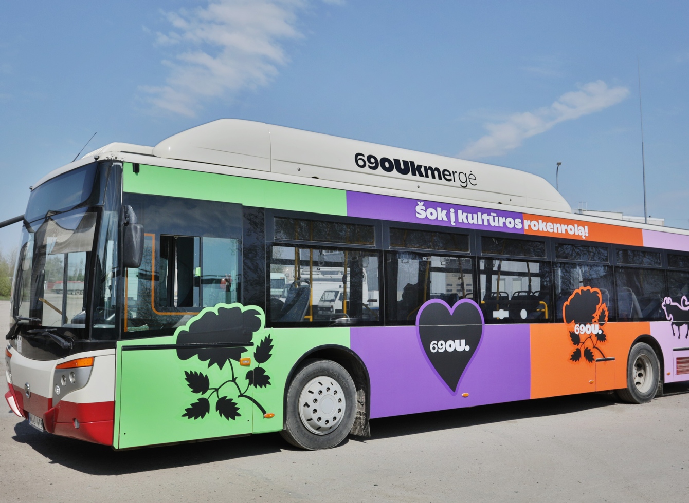 Apklijuotas autobusas