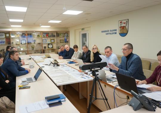 Į pirmąjį savo posėdį rinkosi...