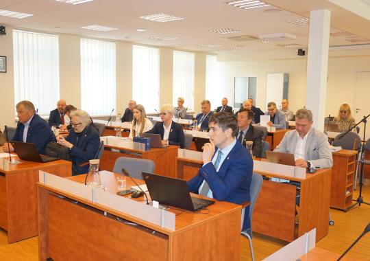 Kariaujantiems ukrainiečiams padėjo įsigyti mikroautobusus
