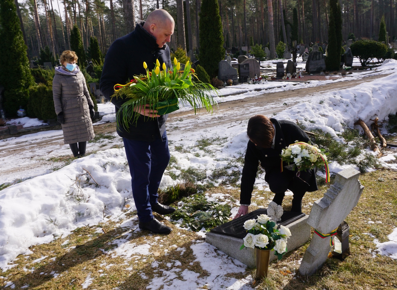 Ant monsinjoro Alfonso Svarinsko kapo padėtos dėkingumo gėlės