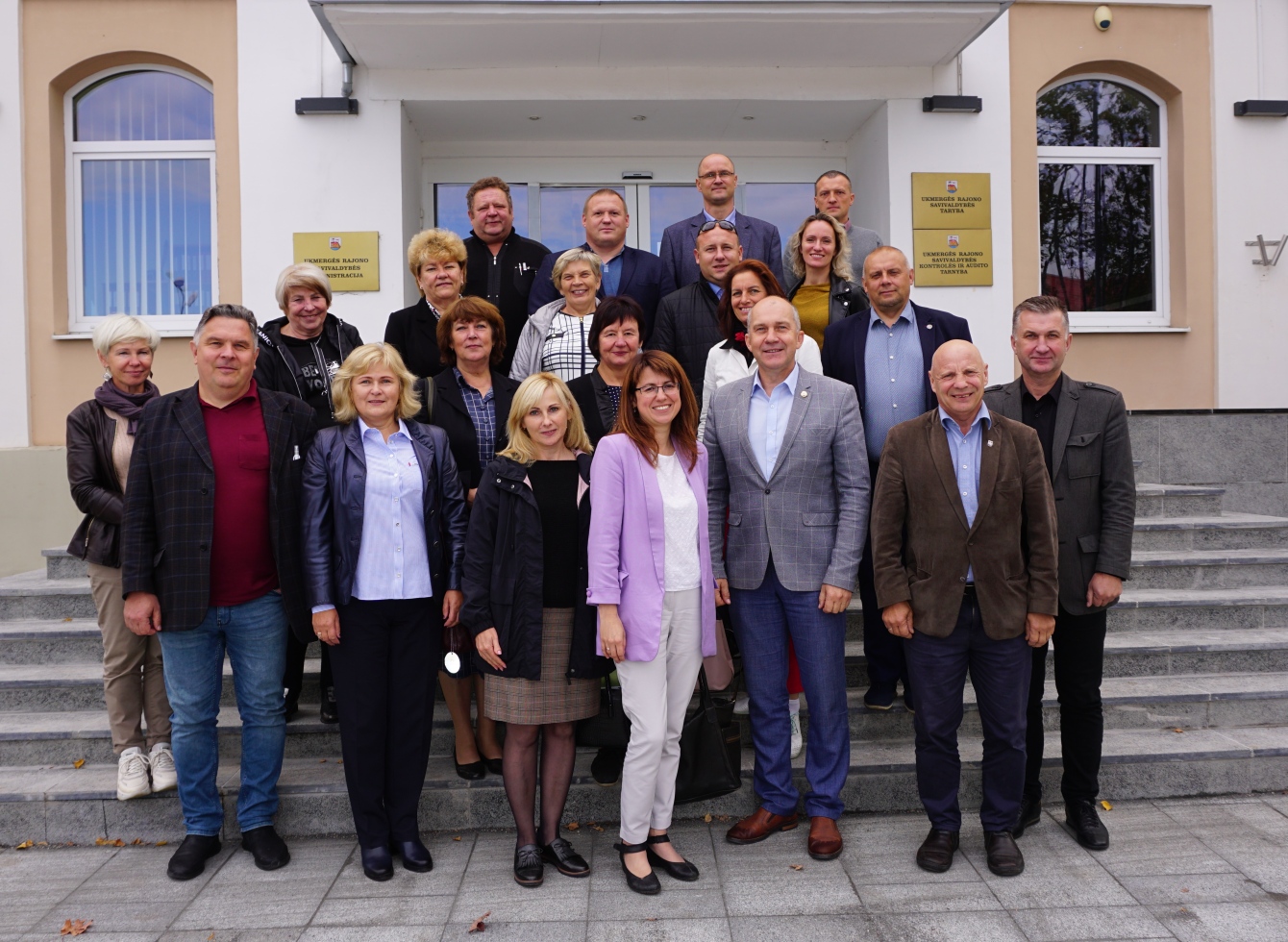 Susitiko dalyviai įsiamžino prie Ukmergės rajono savivaldybės administracijos pastato
