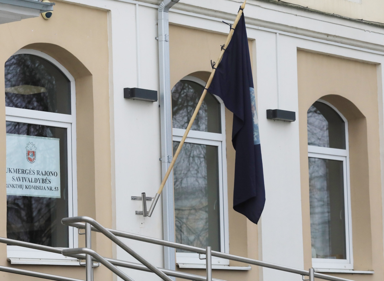 Ant Ukmergės rajono savivaldybės administracijos pastato iškelta ir plevėsuoja Žemės vėliava