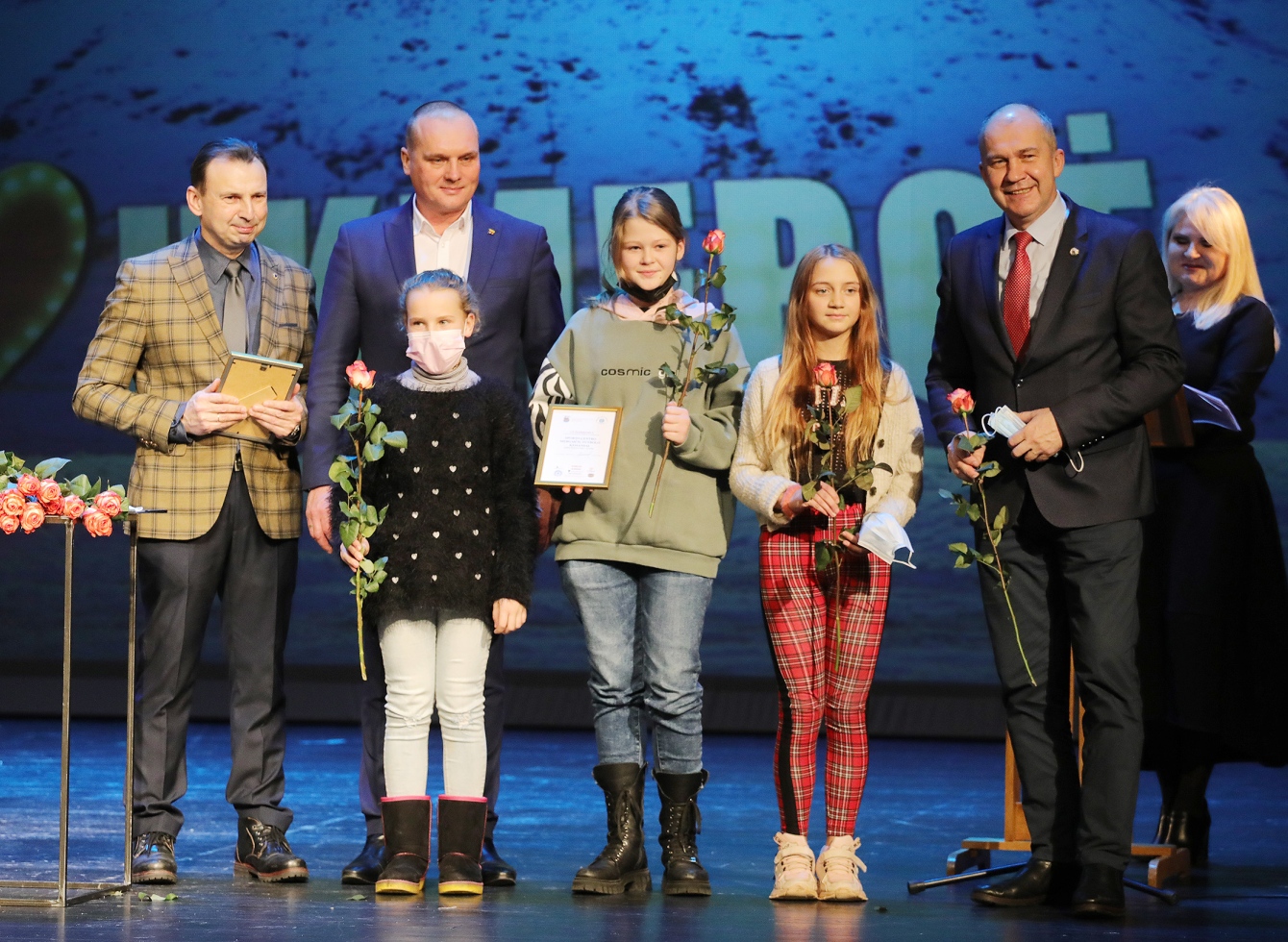 Keliasdešimčiai jaunosios kartos ukmergiškių įteikė po padėkos raštą, rožės žiedą ir piniginį prizą (nuo 50 iki 250 eurų), kurių bendra suma – 6 800 eurų