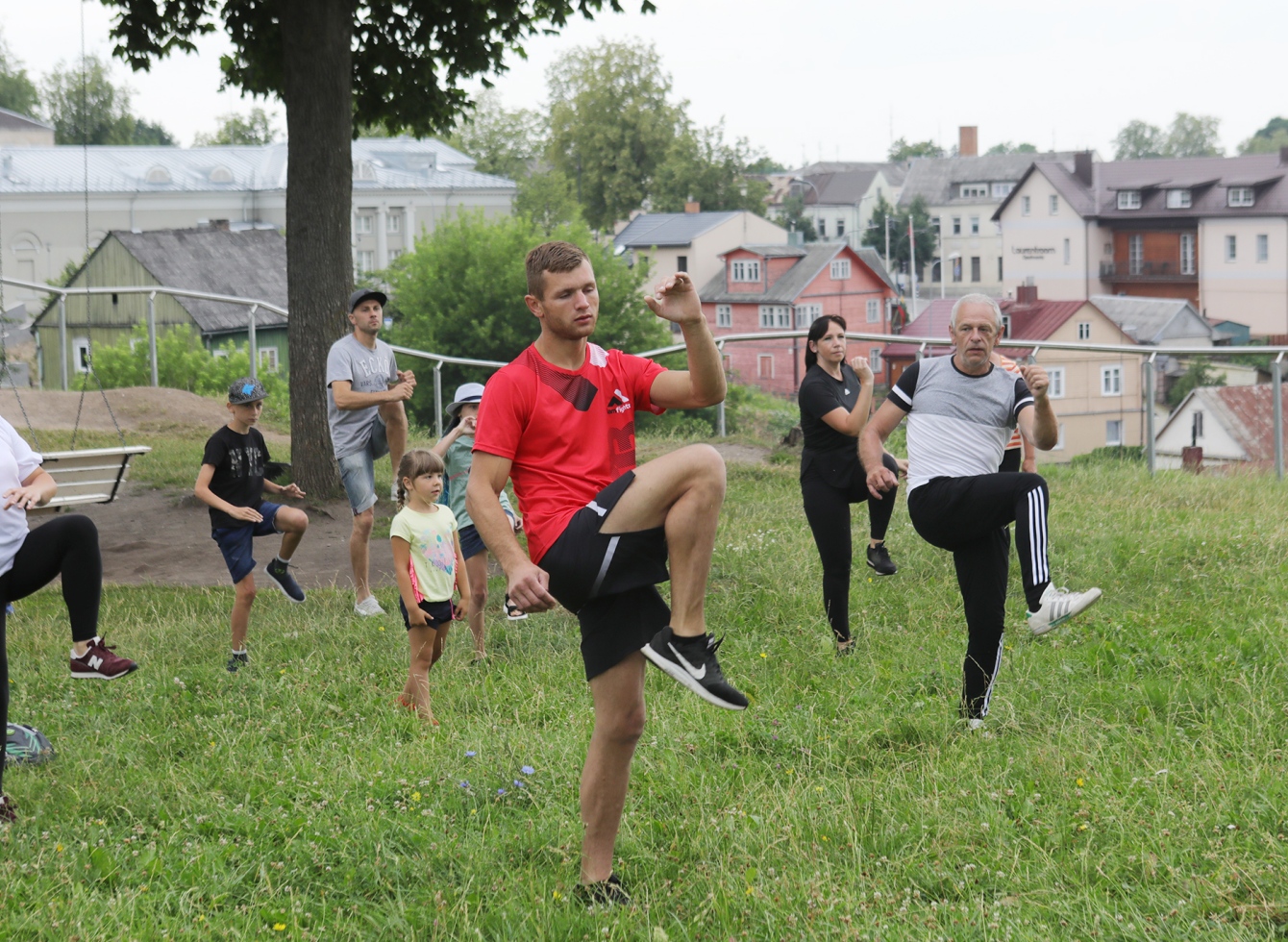 Ant Ukmergės piliakalnio – rytinė mankšta su žinomais sportininkais