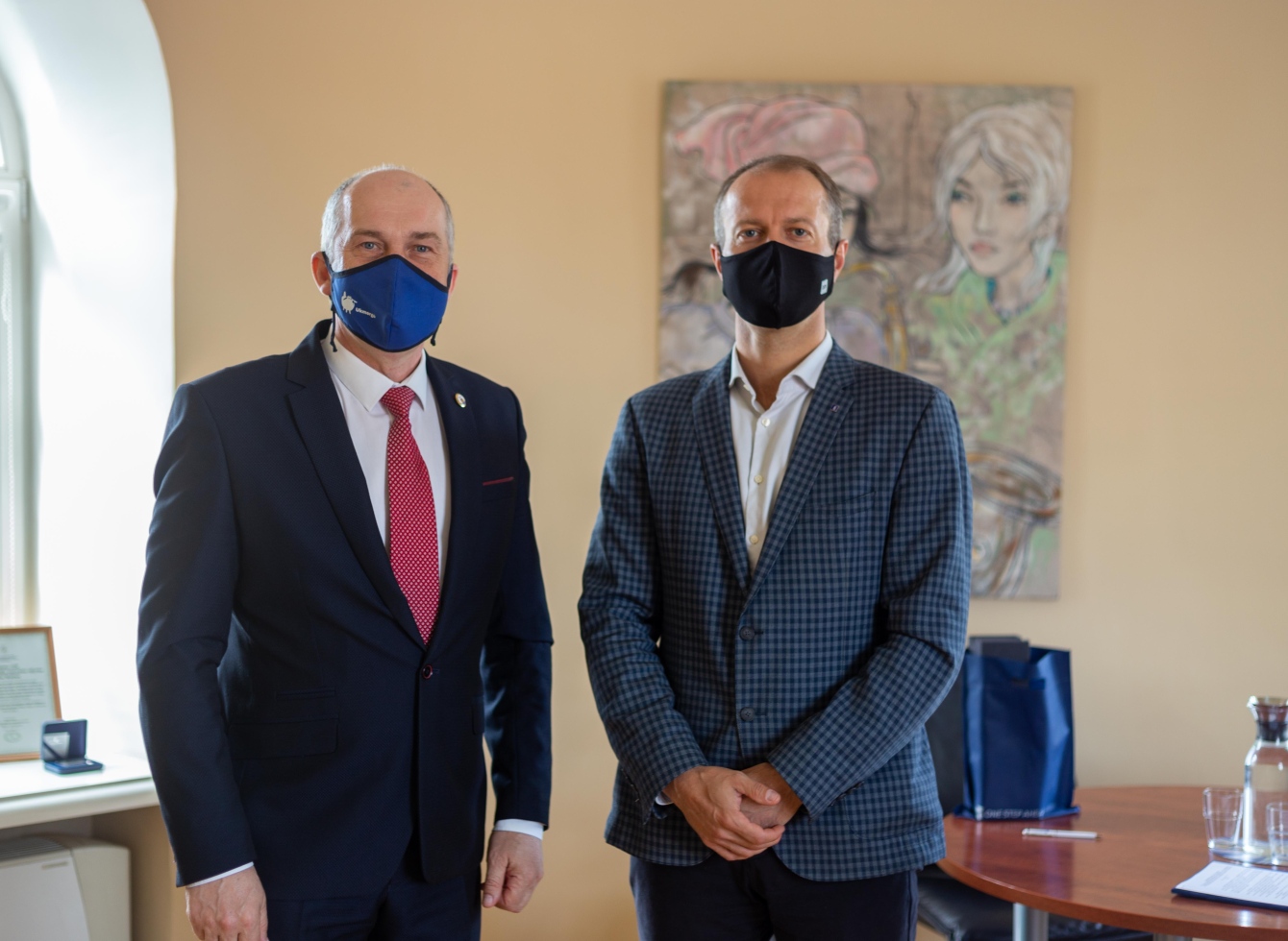 Ukmergės rajono savivaldybė stiprina savo krašto mokyklų vadovus