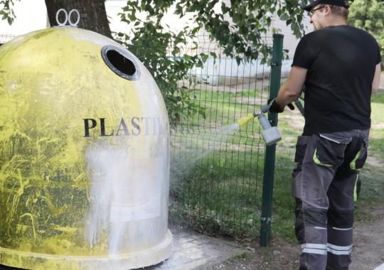 Ukmergė švarėja - plaunami atliekų...