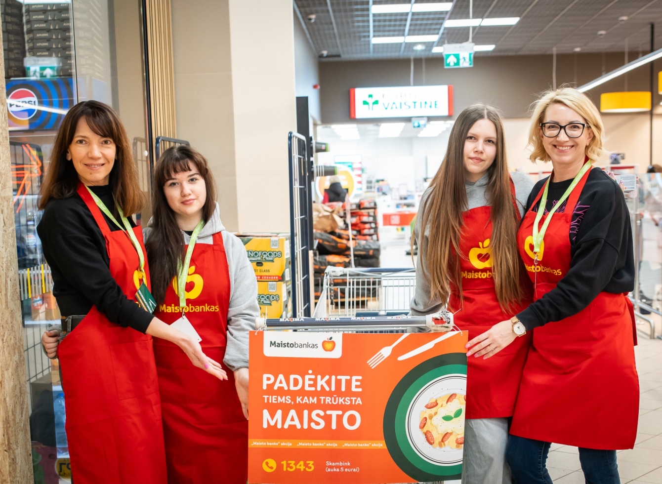 Tūkstančiai savanorių kviečia prisidėti: šį savaitgalį parduotuvėse vyks „Maisto banko“ akcija