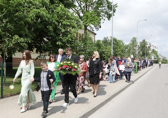 Miesto sieną papuošė spalvingas Konfeti piešinys