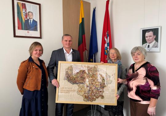 Savivaldybei padovanotas iš žolynų...