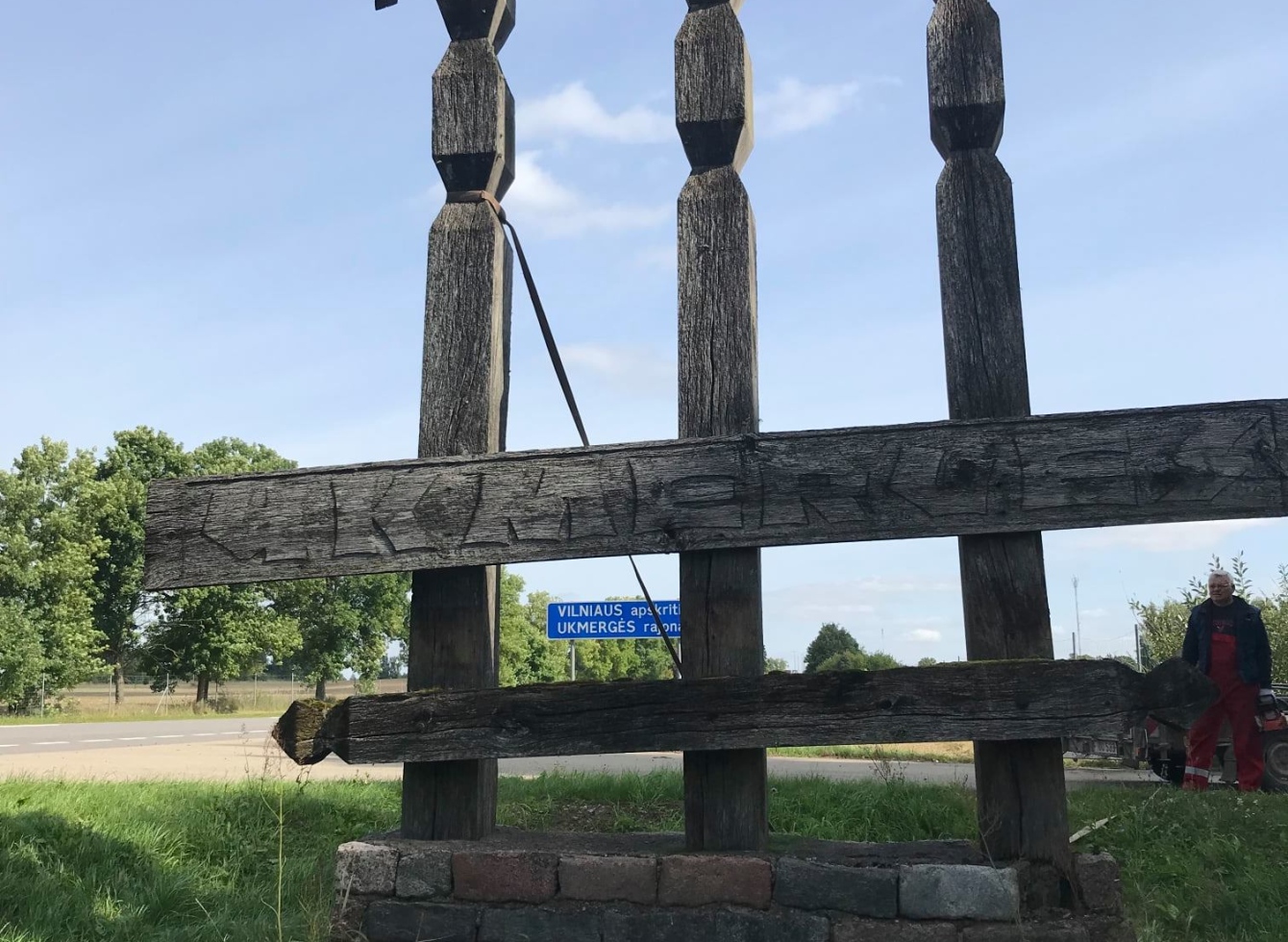 Nuotraukoje - ties Ukmergės ir Jonavos rajonų riba stovėjęs riboženklis, kuris bus demontuojamas 