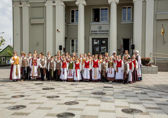 Ukmergės rajono abiturientams aidėjo paskutinis skambutis