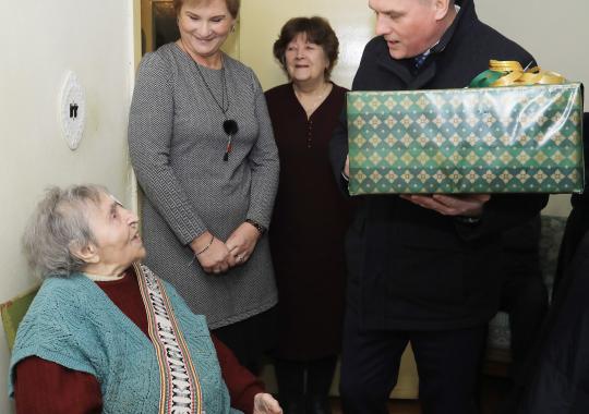 Guvi šimtametė Sofija Rindzevičienė pati augina gėles ir daržoves