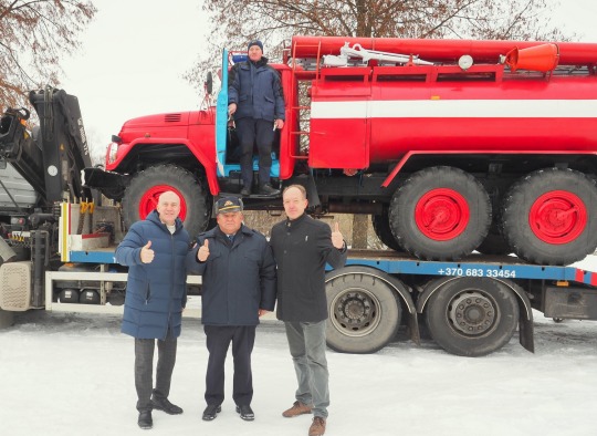 Iš kairės: meras R.Janickas, R.Lukošius ir Arvydas Polka prie perduodamo gaisrinio automobilio