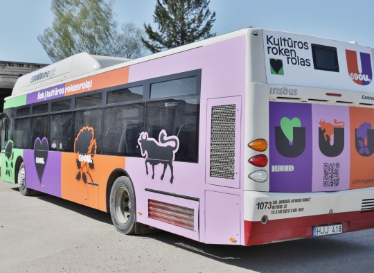 Apklijuotas autobusas