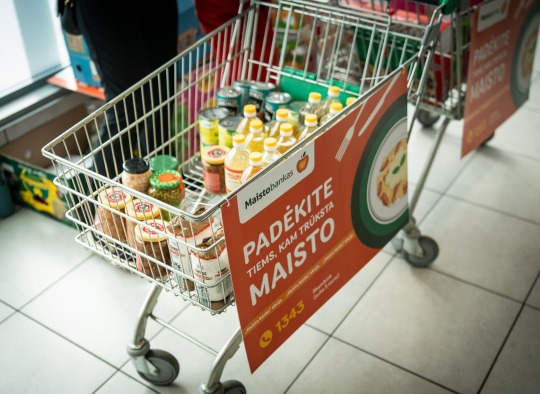 Tūkstančiai savanorių kviečia prisidėti: šį savaitgalį parduotuvėse vyks „Maisto banko“ akcija