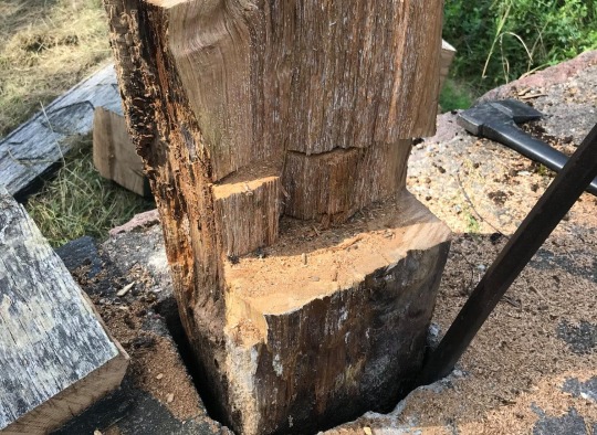 Nuotraukoje - ties Ukmergės ir Jonavos rajonų riba stovėjęs riboženklis