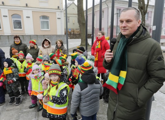 Ukmergės rajono savivaldybės meras Darius Varnas ir priešmokyklinukai su mokytojais
