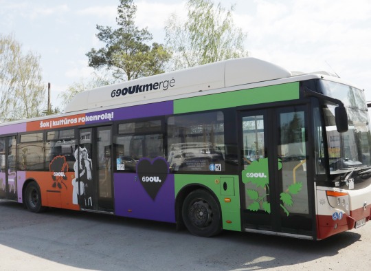 Apklijuotas autobusas