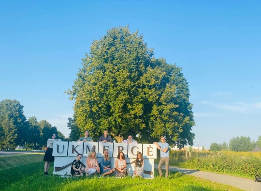 Guliverio akademijos kolektyvas prie Ukmergės ženklo