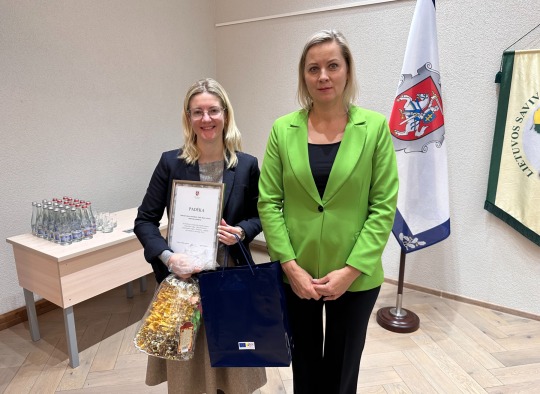 Ukmergės Vlado Šlaito viešosios bilbiotekos direktorė S. Astikienė ir Vidaus reikalų viceministrė S. Ščajevienė