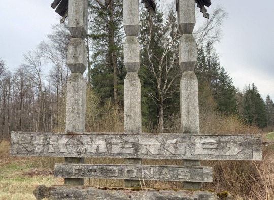 Nuotraukoje - ties Ukmergės ir Jonavos rajonų riba stovėjęs riboženklis