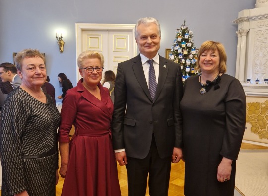 Žemaitkiemio miestelio bendruomenės atstovės su Prezidentu