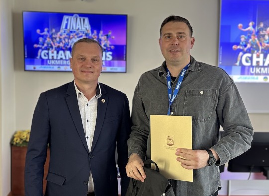 Trenerio padėkos įteikimo akimirka