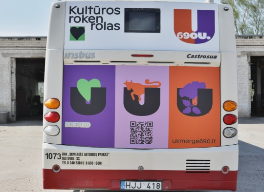 Apklijuotas autobusas