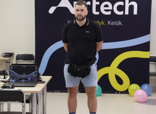 Ukmergėje atidarytas „Airtech“ dronų valdymo mokymų centras – kviečia į užsiėmimus ne tik vaikus,  bet ir suaugusiuosius