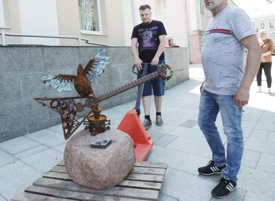 Ukmergę su gimtadieniu sveikina „rokenroliškas“ balandis
