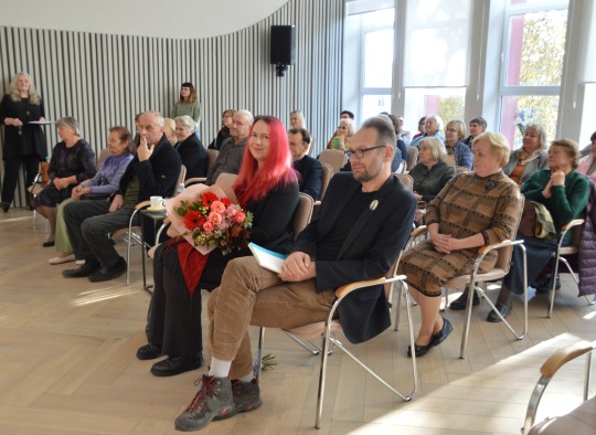 Laureatė ir susirinkę svečiai salėje