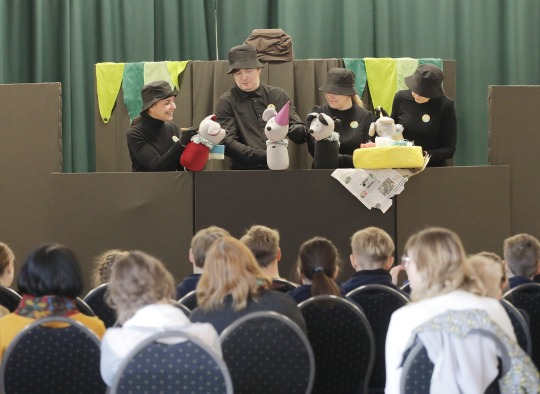 Ukmergėje prasidėjusi lėlių teatrų šventė kviečia pasinerti į kūrybos pasaulį