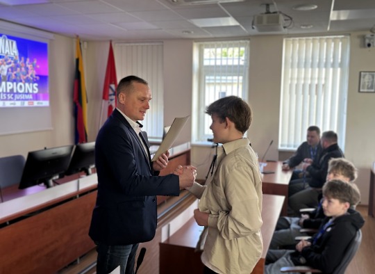 Jaunųjų krepšininkų sveikinimų akimirkos