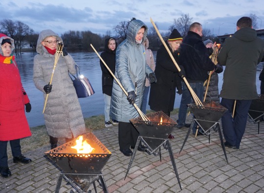 Į akciją #LaisvėŠviečia susirinkę ukmergiškiai
