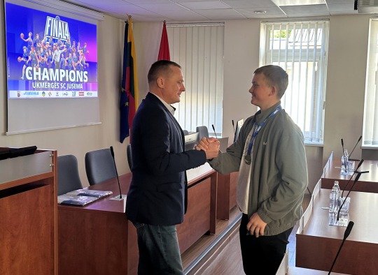 Jaunųjų krepšininkų sveikinimų akimirkos