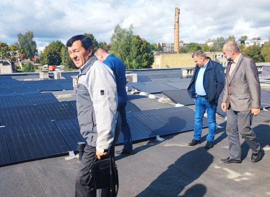 Apžiūrint saulės fotovoltinę elektrinę