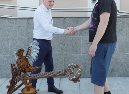 Ukmergę su gimtadieniu sveikina „rokenroliškas“ balandis