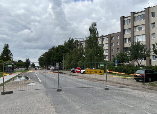 Atsivėręs akmeninis grindinys laikinai sustabdė Antakalnio gatvės remonto darbus