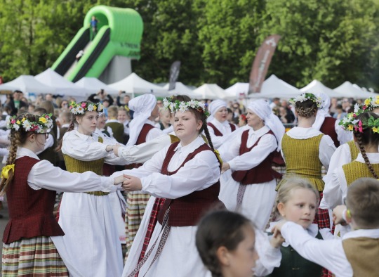 Ukmergės miesto šventėje „Visi keliai – į Ukmergę!” skambėjo dainos, sukosi poros