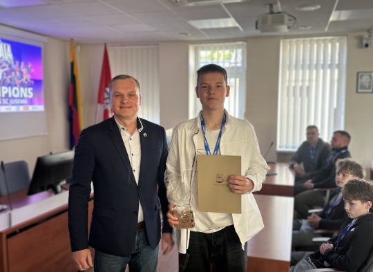 Jaunųjų krepšininkų sveikinimų akimirkos