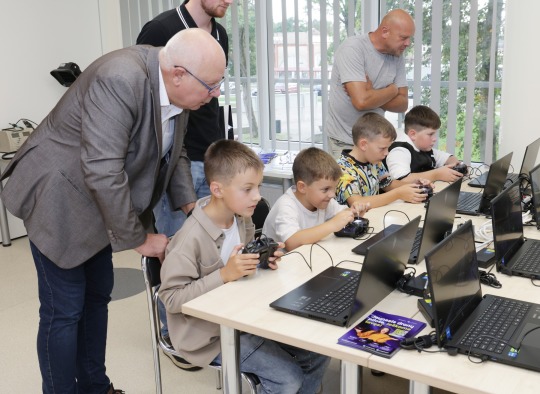 Ukmergėje atidarytas „Airtech“ dronų valdymo mokymų centras – kviečia į užsiėmimus ne tik vaikus,  bet ir suaugusiuosius