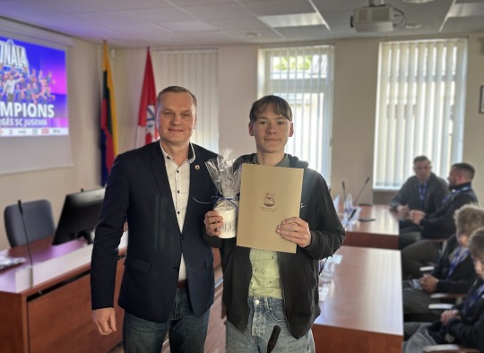 Jaunųjų krepšininkų sveikinimų akimirkos