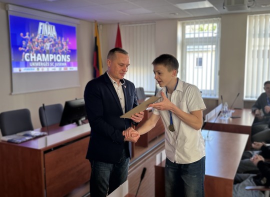 Jaunųjų krepšininkų sveikinimų akimirkos