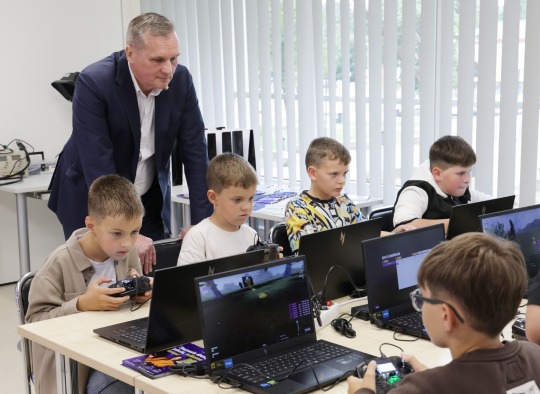 Ukmergėje atidarytas „Airtech“ dronų valdymo mokymų centras – kviečia į užsiėmimus ne tik vaikus,  bet ir suaugusiuosius