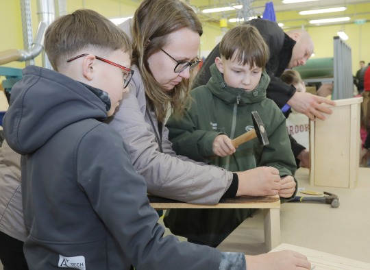 „Šeimos inkilas“ subūrė ukmergiškius kilniam tikslui – sugrįžtantys paukščiai turės namus