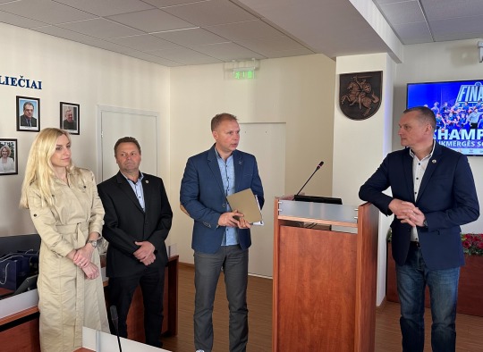 Jaunųjų krepšininkų sveikinimų akimirkos